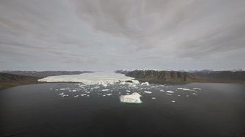 iceberg nel lago sotto montagna e ghiacciaio foto