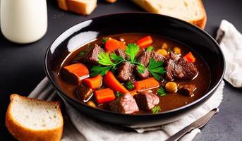 professionale cibo fotografia vicino su di un' un' ciotola di Manzo stufato con pane su il lato foto