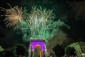 contento nuovo anno e allegro natale fuochi d'artificio su trionfo arco foto