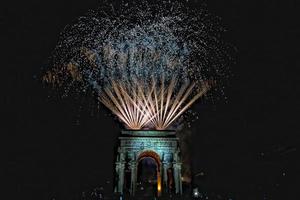 contento nuovo anno e allegro natale fuochi d'artificio su trionfo arco foto