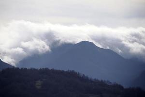 Basso nuvole piace nebbia nel appennino valle in giro bismantov pietra un' roccia formazione nel il tosco-emiliano Appennini foto