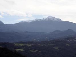 Basso nuvole piace nebbia nel appennino valle in giro bismantov pietra un' roccia formazione nel il tosco-emiliano Appennini foto