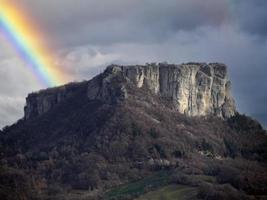 un' arcobaleno al di sopra di bismantov pietra un' roccia formazione nel il tosco-emiliano Appennini foto