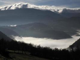 Basso nuvole piace nebbia nel appennino valle in giro bismantov pietra un' roccia formazione nel il tosco-emiliano Appennini foto