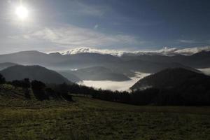 Basso nuvole piace nebbia nel appennino valle in giro bismantov pietra un' roccia formazione nel il tosco-emiliano Appennini foto