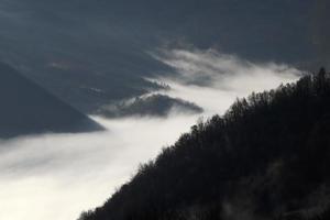 Basso nuvole piace nebbia nel appennino valle in giro bismantov pietra un' roccia formazione nel il tosco-emiliano Appennini foto