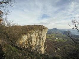 roccia scalatore si arrampica su il bismantov pietra nel il tosco emiliano appennino parco foto
