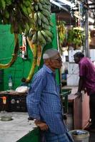 maschio, Maldive - marzo, 4 2017 - persone acquisto frutta e verdure foto