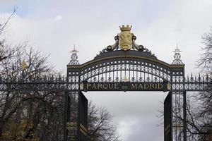 parco porta nel inverno Ingresso attraverso il cancello in il parque del bene retiro parco nel Madrid, Spagna foto