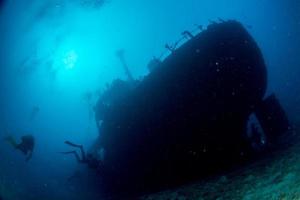 nave relitto nel Maldive indiano oceano foto