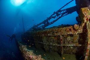 autorespiratore tuffatore immersione nave relitto nel Maldive indiano oceano foto