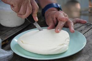 mano fatto fresco formaggio foto