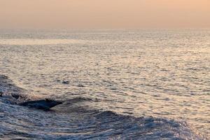 mossa effetto su delfino mentre salto nel il in profondità blu mare foto