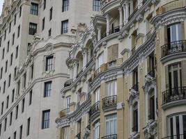 Madrid Spagna nonna attraverso edificio foto