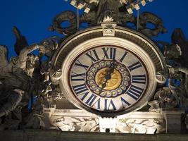 illuminato san pietro santo Peter Vaticano Roma orologio a notte foto