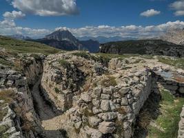 montare piana dolomiti montagne primo mondo guerra percorsi trincea buca foto