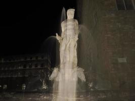 Firenze Nettuno statua della signoria posto a notte foto