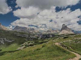 montare piana dolomiti montagne primo mondo guerra percorsi trincea buca foto