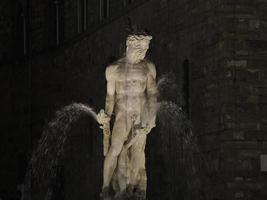 Firenze Nettuno statua della signoria posto a notte foto