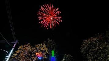 fuochi d'artificio celebrazione a notte nel il tempio foto