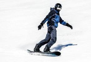 lo snowboard. snowboarder su il pendenza foto