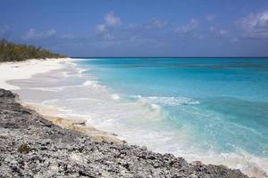 metà Luna banco di sabbia isola spiaggia e onde foto