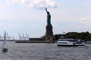 nuovo York Stati Uniti d'America 04 09 2022 statua di libertà collocato nel superiore nuovo York baia. foto