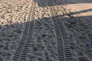 impronte nella sabbia in riva al mare foto