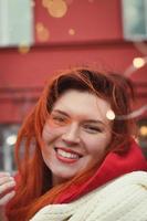 vicino su positivo donna sorridente a strada Festival ritratto immagine foto