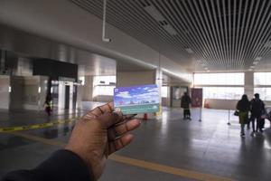 10 gennaio 2023, dacca-bangladesh il dhaka la metropolitana massa rapido transito mrt sistema linee ferroviarie singolo viaggio biglietto carta, può acquistare a il auto viaggio carta macchine nel ogni stazione foto