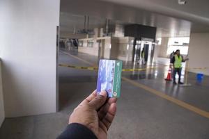 10 gennaio 2023, dacca-bangladesh il dhaka la metropolitana massa rapido transito mrt sistema linee ferroviarie singolo viaggio biglietto carta, può acquistare a il auto viaggio carta macchine nel ogni stazione foto