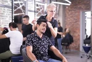 professionale parrucchiere è taglio Uomini capelli nel bellezza salone. foto