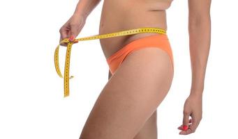 atletico sottile donna misurazione sua vita di misurare nastro dopo un' dieta foto