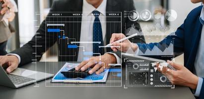 uomo d'affari mano progetto manager Lavorando e aggiornare compiti e gantt grafico programmazione virtuale diagramma.con inteligente Telefono, tavoletta e il computer portatile nel ufficio. foto