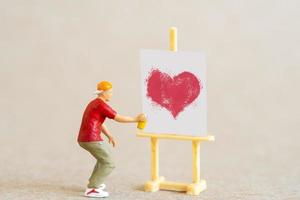 artista Tenere distributore e spruzzatura con rosso cuore forme, San Valentino giorno concetto foto