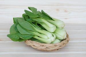 fresco bok choy o pak choi o Cinese cavolo per cucinando nel cestino, di legno sfondo . concetto, biologico verdure. salutare cibo. alto fibre e vitamine. cibo ingrediente. foto