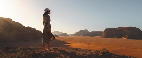 donna turista In piedi su scogliera a punto di vista godere wadi Rum panorama su Alba. wadi Rum deserto - valle wadi saabit. Giordania Esplorare concetto foto