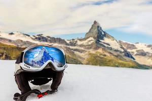 sciare casco e sciare occhiali isolato su bianca sfondo foto