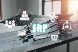 erp, impresa risorsa pianificazione concetto., attività commerciale carta su ufficio scrivania con erp icona su virtuale schermo, documento gestione. foto