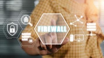firewall calcolo sicurezza concetto, persona mano toccante firewall icona su virtuale schermo, attività commerciale, tecnologia, Internet e Rete. foto