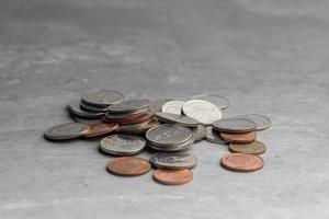 monete su grigio sfondo. investimento finanza concetto. foto