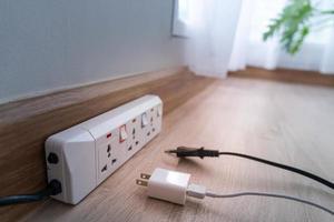 Salva elettricità, energia Salvataggio e ambientale protezione. dell'uomo dito stampa su il pulsante per girare via il luce. economico uso di elettricità foto