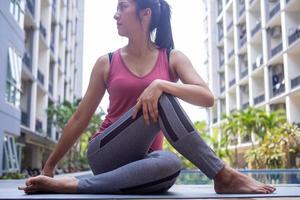 giovane donne siamo fare seduto torcere esercizi per Salute e un' più solido corpo. esercizio e rilassare muscoli di il piscina. yoga concetto foto