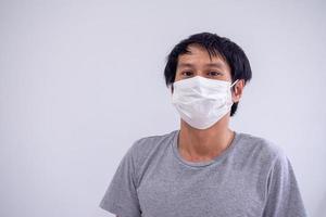viso Immagine di asiatico uomini indossare maschere per proteggere contro corona virus o covid 19 e tossico vapore e polvere. pm 2.5 foto