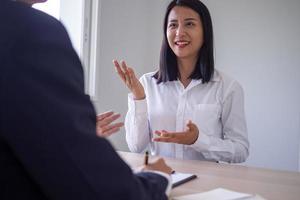 dirigenti siamo intervistando lavoro candidati per accettare nuovo lavoro lembi per opera nel posti vacanti. discutere il del richiedente opera storia e capacità. foto