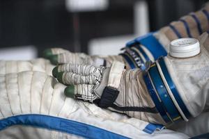 astronauta spazio completo da uomo guanti vicino su foto