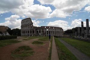 Roma, Italia - giugno 10 2018 - turisti assunzione immagini e selfie a colosseo foto