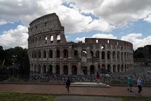 Roma, Italia - giugno 10 2018 - turisti assunzione immagini e selfie a colosseo foto