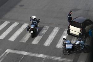 Genova, Italia - aprile 13 2020 - polizia controllo durante coronavirus covid quarentine foto