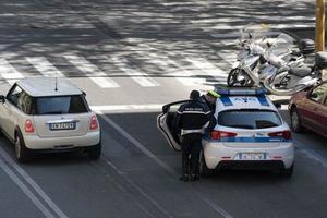 Genova, Italia - aprile 9 2020 - Locale polizia controllo durante coronavirus covid quarentine foto